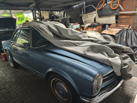 Mobil Mercedes Benz Milik BJ Habibie yang Dibeli RK dan Sempat Disita KPK masih terparkir di sebuah bengkel di Bandung, Jumat (3/10). Dok. Linda Lestari