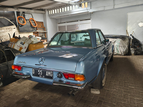 Mobil Mercedes Benz Milik BJ Habibie yang Dibeli RK dan Sempat Disita KPK masih terparkir di sebuah bengkel di Bandung, Jumat (3/10). Dok. Linda Lestari