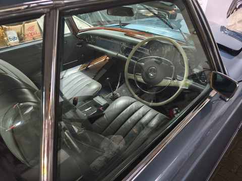 Mobil Mercedes Benz Milik BJ Habibie yang Dibeli RK dan Sempat Disita KPK masih terparkir di sebuah bengkel di Bandung, Jumat (3/10). Dok. Linda Lestari