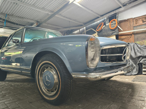 Mobil Mercedes Benz Milik BJ Habibie yang Dibeli RK dan Sempat Disita KPK masih terparkir di sebuah bengkel di Bandung, Jumat (3/10). Dok. Linda Lestari