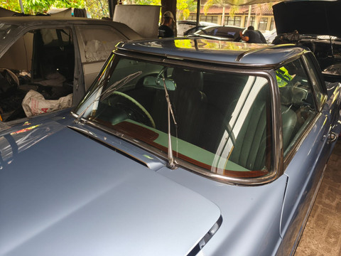 Mobil Mercedes Benz Milik BJ Habibie yang Dibeli RK dan Sempat Disita KPK masih terparkir di sebuah bengkel di Bandung, Jumat (3/10). Dok. Linda Lestari