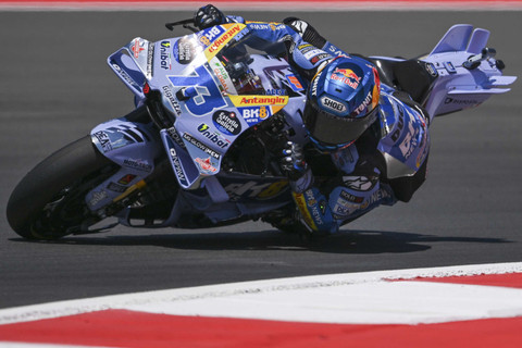 Pebalap DBK8 Gresini Racing MotoGP Alex Marquez memacu kecepatan sepeda motornya pada sesi latihan bebas MotoGP Indonesia 2025 di Sirkuit Internasional Pertamina Mandalika, Lombok Tengah, Nusa Tenggara Barat, Jumat (3/10/2025). Foto: Aditya Pradana Putra/ANTARA FOTO