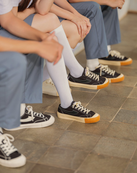 Sepatu lokal Compass® yang dikenakan pemain film Rangga & Cinta. Foto: Istimewa