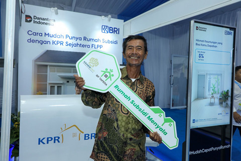 Masyarakat menerima kunci Kredit Pemilikan Rumah Fasilitas Likuiditas Pembiayaan Perumahan (KPR FLPP) dari BRI. Foto: Dok. BRI