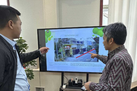 Taufiq Supriadi, Ketua RT 8/RW 4 Malaka Jaya, Jakarta Timur, diundang tampil di stasiun TV pemerintah China, CCTV.  Foto: Dok. Istimewa