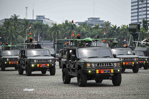 Prajurit Korpasgat TNI AU dengan alutsista melakukan defile saat gladi bersih Hari Ulang Tahun (HUT) ke-80 Tentara Nasional Indonesia (TNI) di Monas, Jakarta, Jumat (3/10/2025). Foto: Fauzan/ANTARA FOTO