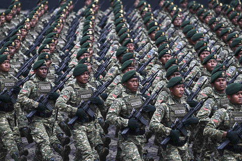 Prajurit Komando Cadangan Strategis Angkatan Darat (Kostrad) mengikuti defile pasukan saat gladi bersih Hari Ulang Tahun (HUT) ke-80 Tentara Nasional Indonesia (TNI) di Monas, Jakarta, Jumat (3/10/2025). Foto: Fauzan/ANTARA FOTO