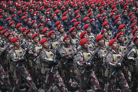 Sejumlah prajurit Komando Pasukan Khusus (Kopassus) mengikuti defile pasukan saat gladi bersih Hari Ulang Tahun (HUT) ke-80 Tentara Nasional Indonesia (TNI) di Monas, Jakarta, Jumat (3/10/2025). Foto: Fauzan/ANTARA FOTO