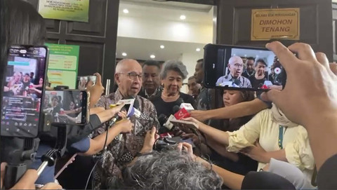 Ayah dan ibu dari eks Mendikbudristek Nadiem Makarim, Nono Anwar Makarim dan Atika Algadri, usai sidang perdana praperadilan putranya melawan Kejagung, di Pengadilan Negeri Jakarta Selatan, Jumat (3/10/2025). Foto: Fadhil Pramudya/kumparan