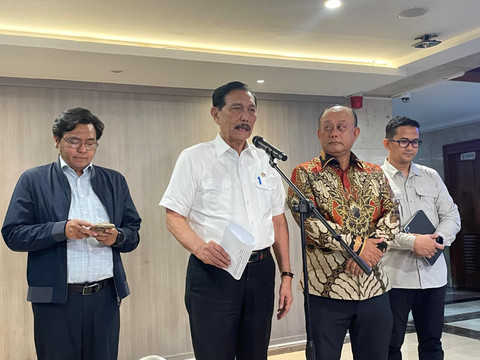 Ketua DEN Luhut Binsar Pandjaitan dan Kepala BGN Dadan Hindayana di Kantor DEN, Jakarta Pusat, Jumat (3/10/2025). Foto: Najma Ramadhanya/kumparan