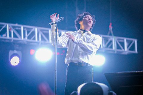 Hindia berhasil menghibur malam pertama pentas Synchronize Fest 2025 hari pertama di Gambir Expo, Jakarta, Jumat (3/10/2025).
 Foto: Iqbal Firdaus/kumparan