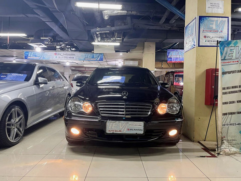 Mercedes-Benz C 240 Elegance di bursa mobil bekas Blok M.  Foto: Fitra Andrianto/kumparan