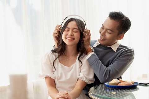 Ilustrasi Menghabiskan Waktu dengan Pasangan. Foto: BongkarnGraphic/Shutterstock