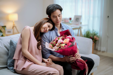 Ilustrasi Hubungan Romantis: Penuh Gairah dan Keterikatan Emosional. Foto: Basicdog/Shutterstock