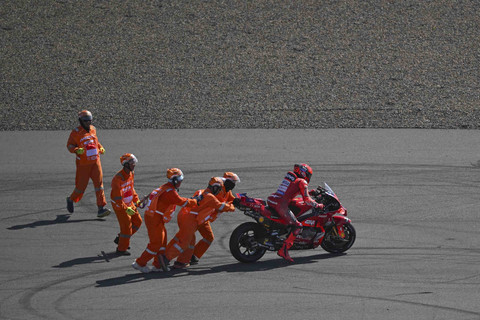 Sejumlah marshal mendorong sepeda motor pembalap Ducati Lenovo Team Marc Marquez usai terjatuh dalam sesi practice MotoGP Indonesia 2025 di tikungan 11 Sirkuit Internasional Pertamina Mandalika, Lombok Tengah, Nusa Tenggara Barat, Jumat (3/10/2025). Foto: Aditya Pradana Putra/ANTARA FOTO