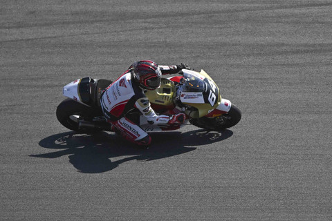 Pebalap Idemitsu Honda Team Asia asal Indonesia Mario Aji memacu kecepatan sepeda motornya dalam sesi practice Moto2 Indonesia 2025 di Sirkuit Internasional Pertamina Mandalika, Lombok Tengah, Nusa Tenggara Barat, Jumat (3/10/2025).  Foto: Aditya Pradana Putra/ANTARA FOTO