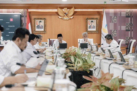 Menteri Sosial Saifullah Yusuf (Gus Ipul) didampingi Wakil Menteri Sosial Agus Jabo Priyono memimpin Rapat Tim Kerja Gugus Tugas Pengendalian Operasional Sekolah Rakyat di Kantor Kementerian Sosial, Jakarta Pusat, Jumat (3/10/2025). Foto: Dok. Kemensos