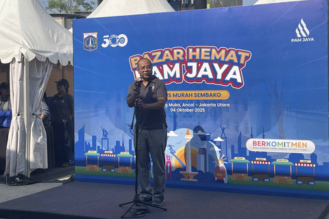 Dirut PAM Jaya, Arief Nasrudin saat memberikan sambutan dalam kegiatan bazar hemat PAM Jaya, di Lapangan Tanah Merah, Ancol, Jakarta Utara, Sabtu (4/10/2025). Foto: Fadhil Pramudya/kumparan