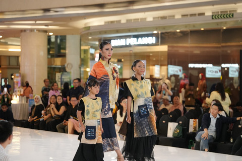 SLB Negeri 4 Jakarta Tampilkan Busana Ecoprint di Fashion Show 'Karya Setara'. Foto: Lippo Mall Kemang