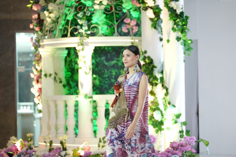 SLB Negeri 4 Jakarta Tampilkan Busana Ecoprint di Fashion Show 'Karya Setara'. Foto: Lippo Mall Kemang