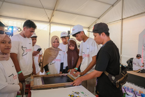 Bank Mandiri lewat inisiatif Mandiri Looping for Life memberikan edukasi untuk siswa SMA di sekitar Mandalika, Lombok lewat pengolahan limbah tekstil. Foto: Dok. Bank Mandiri
