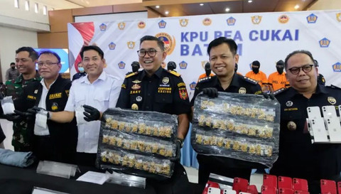 Bea Cukai Batam sedang menunjukan barang bukti iPhone, narkotika, hingga emas. Foto: Dok. Istimewa