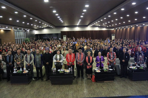 Wagub Krisantus berfoto bersama dalam Pertemuan ke-III Perempuan Gereja Kalimantan Evangelis (GKE) se-Kalimantan Barat Tahun 2025 pada Jumat, 3 Oktober 2025 di Aula Hotel Garuda Pontianak. Foto: Dok. Adpim Pemprov Kalbar  