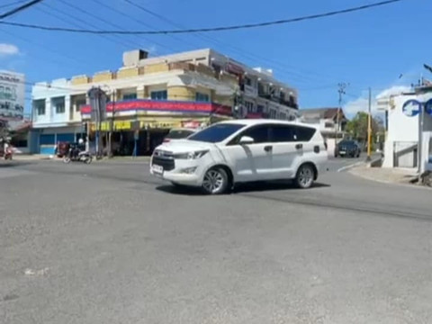 Tampak mobil yang putar arah dipersimpangan jalan rambu lalu lintas. | Foto : Taufik H/Lampung geh