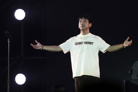 Vokalis grup musik D'Masiv Rian tampil menghibur pada Synchronize Fest 2025 di Gambir Expo Kemayoran, Jakarta, Jumat (3/10/2025). Foto: Asprilla Dwi Adha/ANTARA FOTO