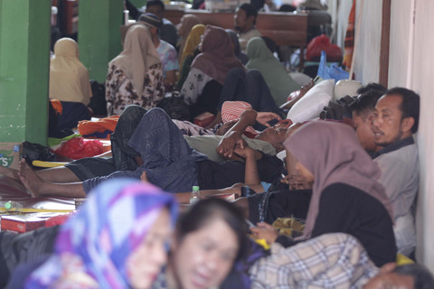 Keluarga korban bangunan mushalla ambruk menunggu informasi terbaru dan perkembangannya di Pondok Pesantren (Ponpes) Al Khoziny di Kecamatan Buduran, Sidoarjo, Jawa Timur, Sabtu (4/10/2025). Foto: Umarul Faruq/ANTARA FOTO