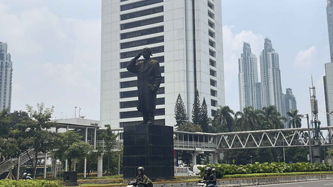 Suasana patung Jenderal Sudirman yang berdiri menunjukkan sikap hormat, di kawasan Jalan Jenderal Sudirman, Jakarta Pusat, Sabtu (4/10/2025). Foto: Fadhil Pramudya/kumparan