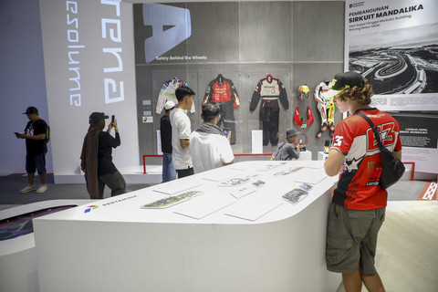 Sejumlah pengunjung melihat koleksi yang dipamerkan di museum MotoGP di Pertamina Mandalika International Street Circuit, Kuta, Praya, Lombok Tengah, NTB, Sabtu (4/10/2025). Foto: Aditia Noviansyah/kumparan