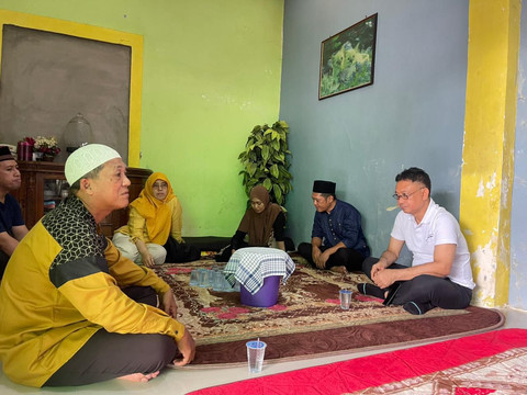 Wali Kota Pontianak Edi Rusdi Kamtono takziah ke rumah duka, almarhum Syarif Muhammad Farid Fathoni, korban laka lantas dengan tronton. Foto: Dok. Pemkot Pontianak