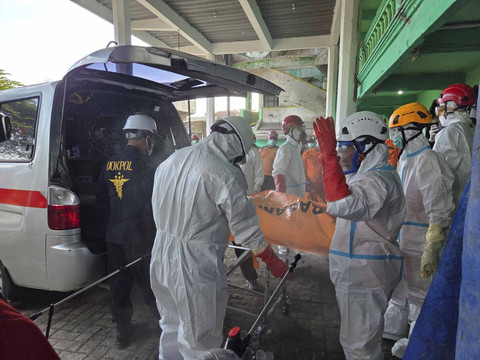 Tim SAR gabungan mengevakuasi 1 korban bangunan ambruk Ponpes Al-Khoziny, Kecamatan Buduran, Sidoarjo, pada pencarian hari keenam, Sabtu (4/10/2025). Foto: Dok. Basarnas Surabaya
