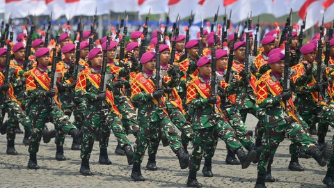 Defile TNI. Sumber Gambar: ANTARA FOTO/Akbar Nugroho Gumay/wpa/tom