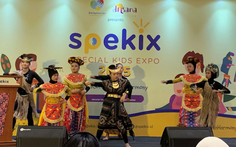 Group Tari Lestari pada pembukaan perayaan expo Spekix 2025, Sabtu (4/10/2025).
Foto: Sarah Tri Wulandari/kumparan