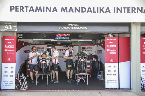 Suasana saat pit lane walk MotoGP Indonesia 2025 di Sirkuit Internasional Pertamina Mandalika, Lombok Tengah, Nusa Tenggara Barat, Sabtu (4/10/2025). Foto: Aditia Noviansyah/kumparan