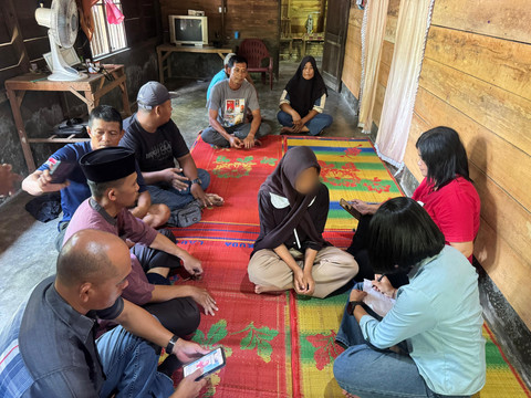 Suasana perdamaian antara keluarga korban dengan ayah yang diduga menganiaya anaknya di Asahan, Sabtu (4/10/2025).   Foto: Dok. Humas Polres Asahan