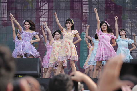 Idol grup JKT48 menjadi penampil pembuka pada hari kedua Synchronize Fest 2025 yang berlangsung di Gambir Expo, Jakarta, Sabtu (4/10/2025). Foto: Iqbal Firdaus/kumparan