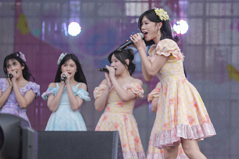 Idol grup JKT48 menjadi penampil pembuka pada hari kedua Synchronize Fest 2025 yang berlangsung di Gambir Expo, Jakarta, Sabtu (4/10/2025). Foto: Iqbal Firdaus/kumparan