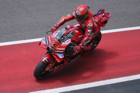 Pebalap Ducati Lenovo Team Marc Marquez memacu kecepatan sepeda motornya dalam sesi kualifikasi Q2 MotoGP Indonesia 2025 di Sirkuit Internasional Pertamina Mandalika, Lombok Tengah, Nusa Tenggara Barat, Sabtu (4/10/2025). Foto: Aditia Noviansyah/kumparan