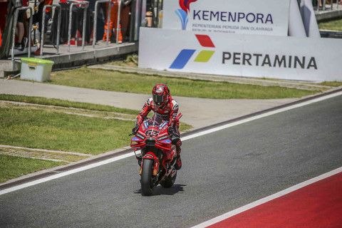 Pembalap Ducati Lenovo Team Marc Marquez saat masuk paddock dalam sesi kualifikasi Q2 MotoGP Indonesia 2025 di Sirkuit Internasional Pertamina Mandalika, Lombok Tengah, Nusa Tenggara Barat, Sabtu (4/10/2025). Foto: Aditia Noviansyah/kumparan