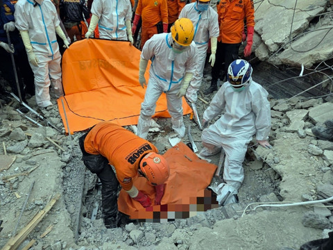 Petugas SAR gabungan kembali mengevakuasi satu korban ambruknya bangunan Ponpes Al-Khoziny, Kecamatan Buduran, Sidoarjo, pada pencarian hari keenam, Sabtu (4/10/2025). Foto: Farusma Okta Verdian/kumparan
