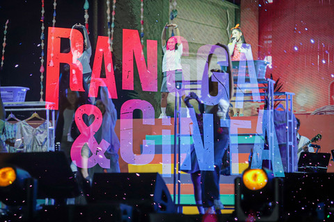 Sal Priadi, Andien, Baskara, Bilal Indrajaya dan musisi lainnya menyanyikan soundtrack film Rangga dan Cinta di Synchronize Fest 2025, Gambir Expo, Jakarta, Sabtu (4/10/2025). Foto: Iqbal Firdaus/kumparan