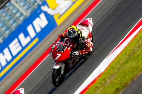 Pebalap dukungan AHM, Davino Britani (#7) di Indonesia Asia Talent Cup (IATC) di Race 1 seri Mandalika, Sabtu (4/10/2025). Foto: Dok. Idemitsu Asia Talent Cup