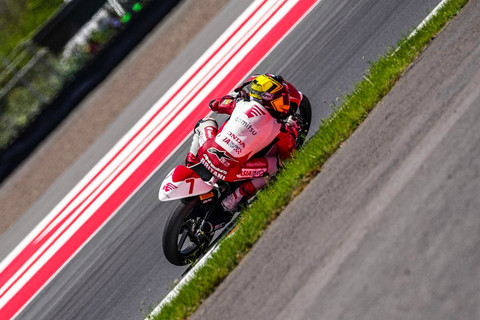 Pebalap dukungan AHM, Davino Britani (#7) di Indonesia Asia Talent Cup (IATC) di Race 1 seri Mandalika, Sabtu (4/10/2025). Foto: Dok. Idemitsu Asia Talent Cup