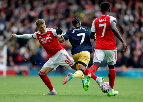 Martin Odegaard dari Arsenal beraksi bersama Crysencio Summerville dari West Ham United saat pertandingan di Stadion Emirates, London, Inggris, Sabtu (4/10/2025). Foto: Peter Cziborra/Aksi via Reuters
