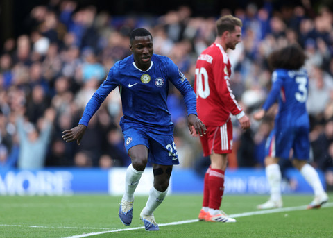 Moises Caicedo (kiri) cetak gol saat Chelsea vs Liverpool dalam laga pekan ketujuh Liga Inggris 2025/26 di Stadion Stamford Bridge, Sabtu (4/10) malam WIB. Foto: REUTERS/David Klein