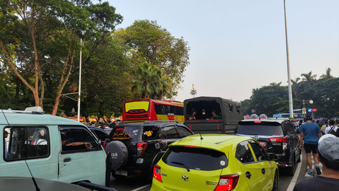 Arus lalu lintas sekitar Monas jelang Upacara HUT ke-80 TNI, Minggu (5/10).  Foto: Jonathan Devin/kumparan