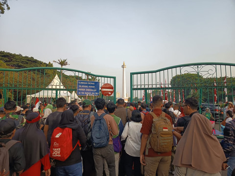 Kepadatan di gerbang Monas dekat Stasiun Gambir, Jakarta, Minggu (5/10/2025), untuk menyaksikan perayaan HUT ke-80 TNI. Foto: Jamal Ramadhan/kumparan